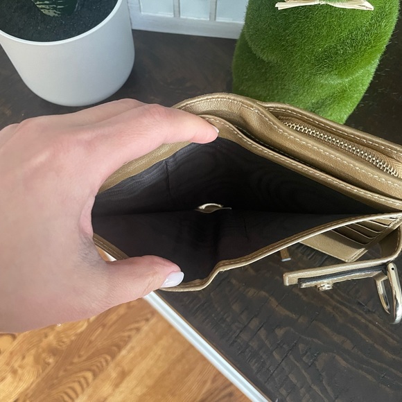Gold Gucci bifold wallet ⭐️ - Picture 8 of 10